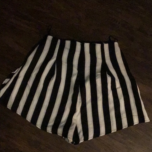 Stripped shorts - Picture 2 of 3